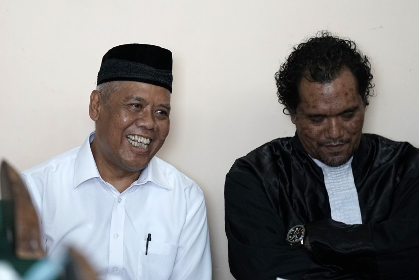 Terdakwa kasus mafia bola Dwi Irianto alias Mbah Putih (kiri) menjalani sidang di PN Banjarnegara, Jateng, Kamis (9/5/2019). 