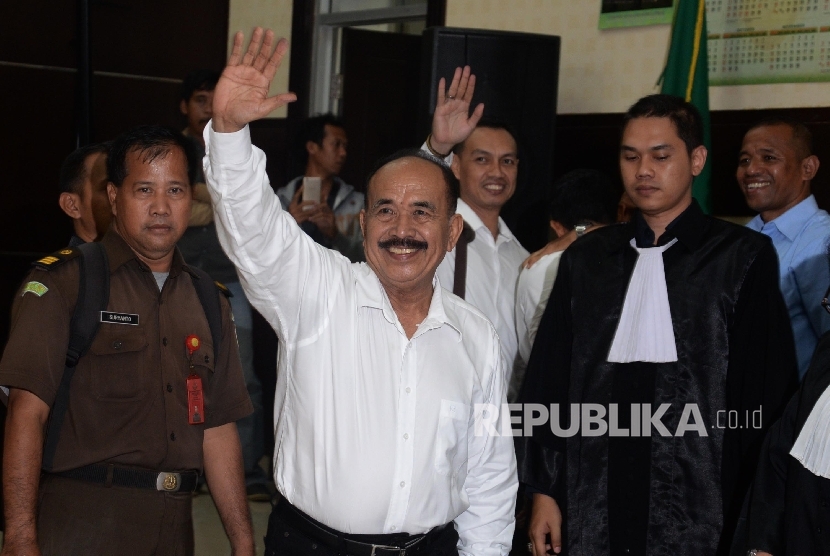 Terdakwa kasus makar dan penodaan agama yang juga pimpinan Gerakan Fajar Nusantara (Gafatar) Abdussalam alias Ahmad Musadeq mengikuti sidang pembacaan vonis di Pengadilan Negeri Jakarta Timur, Selasa (7/3).