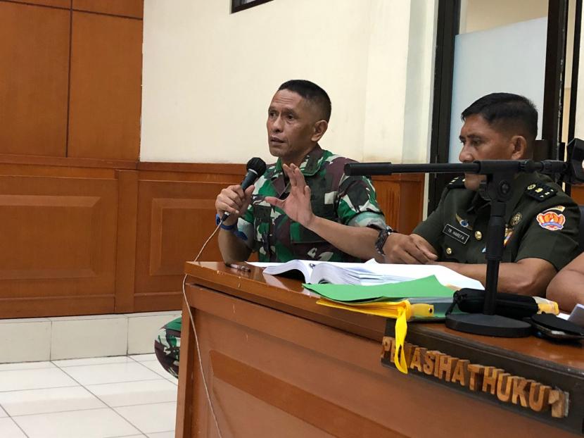 Terdakwa kasus meninggalnya dua remaja sipil di Nagreg, Jawa Barat, Kolonel Infanteri Priyanto (kiri) saat memberikan tanggapannya dalam sidang lanjutan yang menghadirkan saksi ahli forensik di Pengadilan Militer Tinggi II Jakarta, Jakarta Timur, Kamis (31/3).