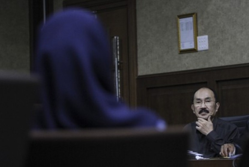 Terdakwa kasus merintangi penyidikan kasus korupsi KTP elektronik Fredrich Yunadi menyimak keterangan saksi pada sidang lanjutan di Pengadilan Tipikor, Jakarta, Kamis (5/4). Sidang tersebut beragendakan mendengarkan keterangan saksi yang dihadirkan Jaksa Penuntut Umum (JPU) KPK. 