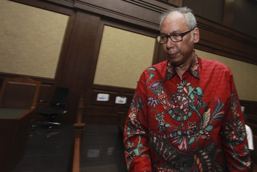 Terdakwa kasus merintangi penyidikan kasus KTP elektronik Bimanesh Sutarjo bersiap mengikuti sidang lanjutan di Pengadilan Tipikor, Jakarta, Senin (26/3).