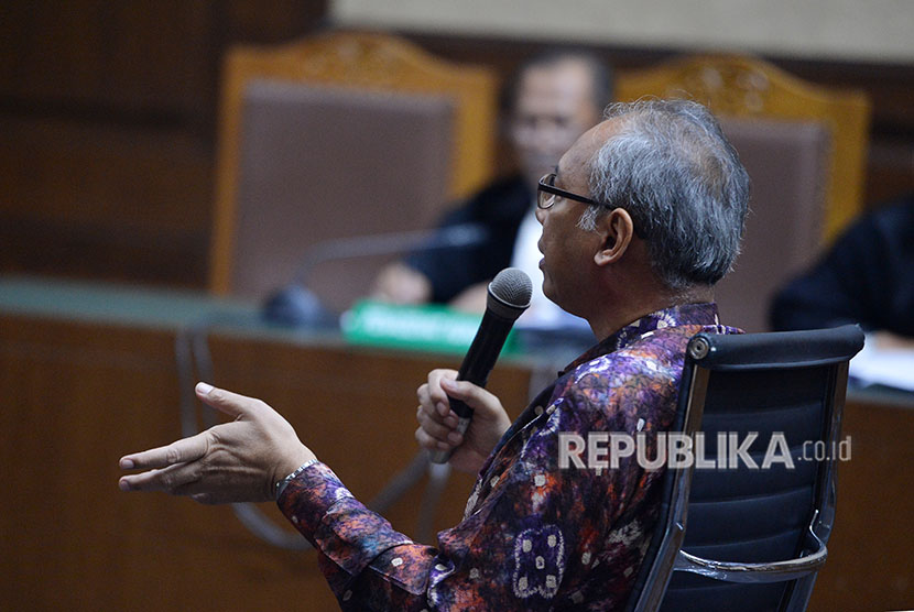 Terdakwa kasus merintangi penyidikan kasus proyek pengadaan KTP elektronik, Bimanesh Sutarjo, menjawab pertanyaan majelis hakim ketika menjalani sidang lanjutan di Pengadilan Tipikor, Jakarta, Kamis (7/6).