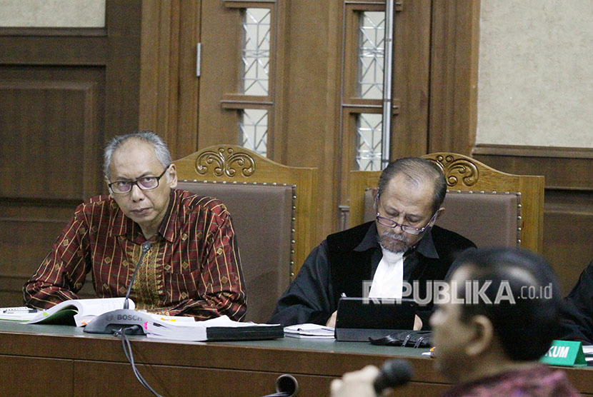 Terdakwa kasus merintangi penyidikan korupsi KTP elektronik Bimanesh Sutarjo (kiri) mendengarkan kesaksian mantan Ketua DPR Setya Novanto (Setnov) dalam sidang lanjutan di Pengadilan Tipikor, Jakarta, Jumat (27/4). 