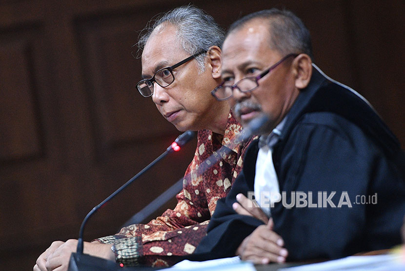Terdakwa kasus merintangi penyidikan korupsi KTP elektronik Bimanesh Sutarjo (kiri) menjalani sidang lanjutan di Pengadilan Tipikor, Jakarta Pusat, Jumat (18/5). 