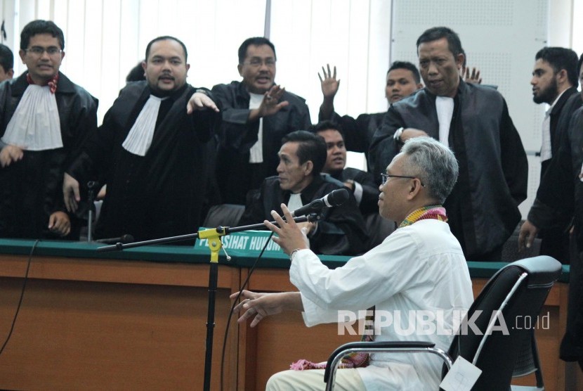 Terdakwa kasus pelanggaran Undang-Undang Informasi Transaksi Elektronik (ITE) Buni Yani pada sidang putusan dirinya, di Dinas Perpustakaan dan Kearsipan Kota Bandung, Selasa (14/11).
