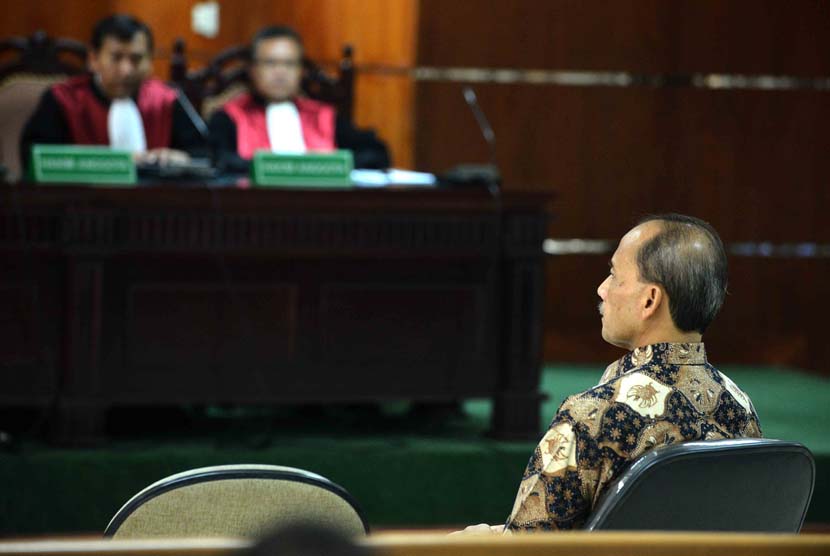 Terdakwa kasus pemberian FPJP dan penentuan Bank Century sebagai bank gagal berdampak sistemik, Budi Mulya menjalani sidang dengan agenda pembacaan tuntutan di Pengadilan Tipikor, Jakarta, Senin (16/6). 