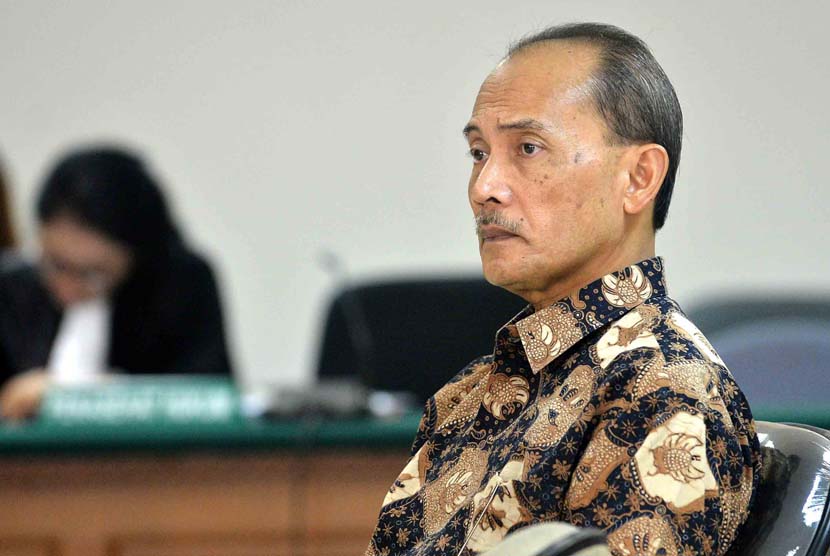Terdakwa kasus pemberian FPJP dan penentuan Bank Century sebagai bank gagal berdampak sistemik, Budi Mulya menjalani sidang dengan agenda pembacaan tuntutan di Pengadilan Tipikor, Jakarta, Senin (16/6). 
