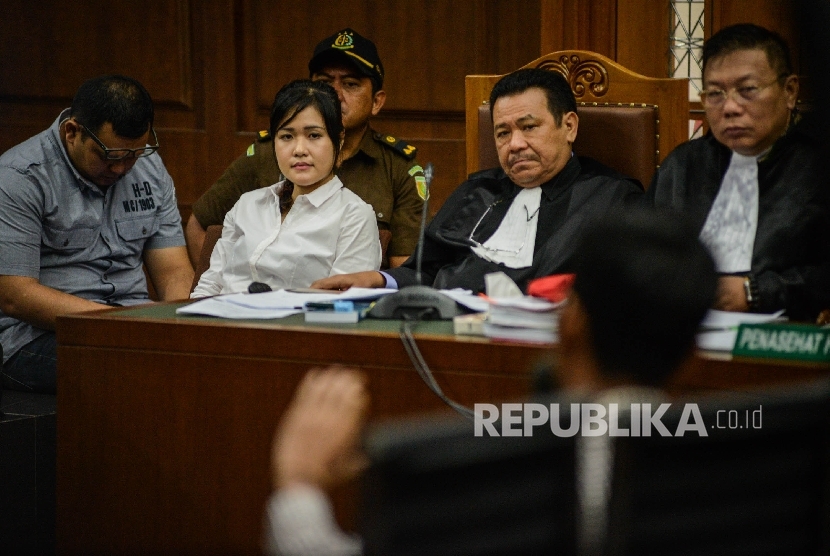  Terdakwa kasus pembunah Mirna Wayan Salihin, Jessica Kumala Wongso mendengarkan keterangan saksi saat menjalani sidang lanjutan dengan agenda mendengarkan keterangan saksi di Pengadilan Negeri Jakarta Pusat, Rabu (20/7).