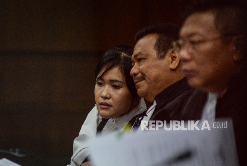 Terdakwa kasus pembunah Mirna Wayan Salihin, Jessica Kumala Wongso (kiri) berbincang bersama kuasa hukumnya saat menjalani sidang lanjutan dengan agenda mendengarkan keterangan saksi di Pengadilan Negeri Jakarta Pusat, Rabu (20/7).