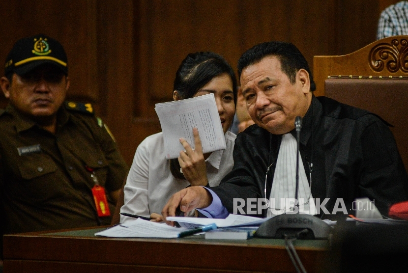 Terdakwa kasus pembunah Mirna Wayan Salihin, Jessica Kumala Wongso (tengah) berbincang bersama kuasa hukumnya saat menjalani sidang lanjutan dengan agenda mendengarkan keterangan saksi di Pengadilan Negeri Jakarta Pusat, Rabu (20/7).