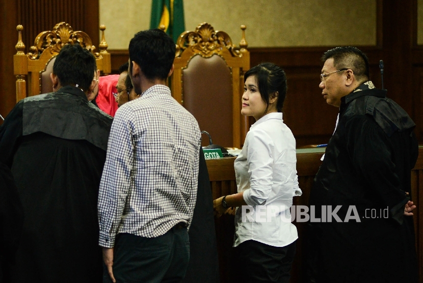 Terdakwa kasus pembunah Mirna Wayan Salihin, Jessica Kumala Wongso (kedua kanan) melihat barang bukti saat menjalani sidang lanjutan dengan agenda mendengarkan keterangan saksi di Pengadilan Negeri Jakarta Pusat, Rabu (20/7). 