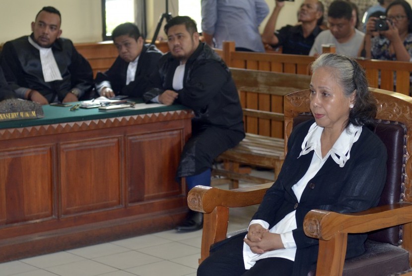 Terdakwa kasus pembunuhan Angeline, Margriet Cristina Megawe (kanan) mendengarkan agenda tuntutan saat persidangan di Pengadilan Negeri Denpasar, Senin (29/2).