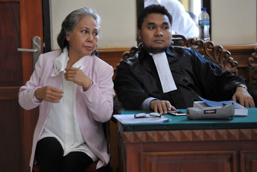 Terdakwa kasus pembunuhan Angeline, Margriet Megawe (kiri), berbincang dengan anggota tim penasihat hukumnya sebelum menyampaikan nota pembelaannya pada persidangan di Pengadilan Negeri Denpasar, Senin (15/2). 