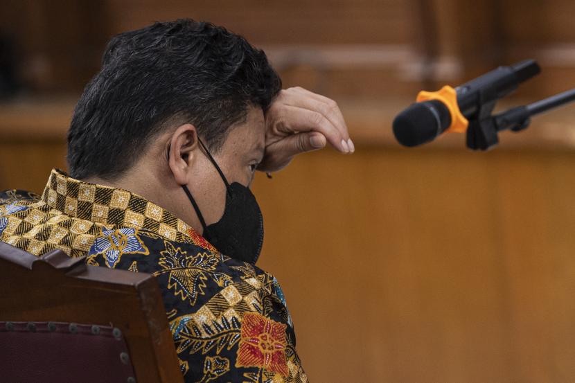 Terdakwa kasus pembunuhan berencana terhadap Brigadir Nopriansyah Yosua Hutabarat serta ?obstruction of justice? atau menghalangi proses hukum, Ferdy Sambo mengusap dahinya saat menunggu dimulainya sidang lanjutan di Pengadilan Negeri Jakarta Selatan, Jakarta, Senin (17/10/2022). Sidang lanjutan tersebut beragendakan pembacaan eksepsi atau nota keberatan terhadap dakwaan Jaksa Penuntut Umum. 