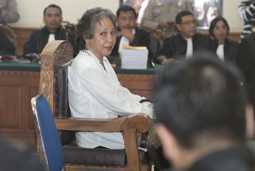 Terdakwa kasus pembunuhan Engeline, Margriet Megawe (tengah) menjalani sidang dakwaan di Pengadilan Negeri Denpasar, Bali, Kamis (22/10). 
