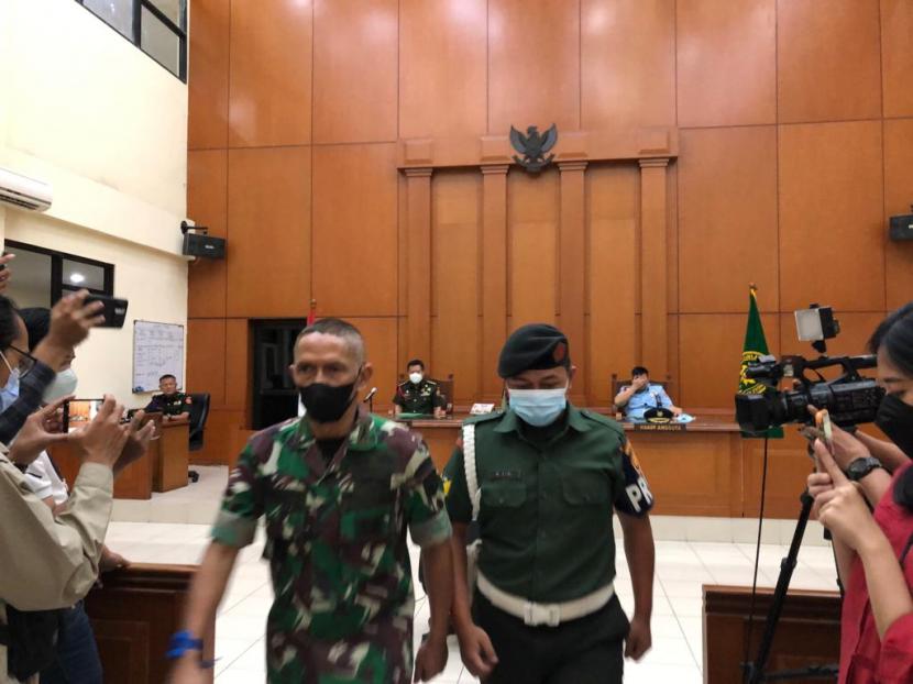 Terdakwa kasus pembunuhan Handi Saputra dan Salsabila, Kolonel Infanteri Priyanto saat menjalani sidang pembacaan tuntutan oleh Oditurat Militer Tinggi II Jakarta di Pengadilan Militer Tinggi II Jakarta, Jakarta Timur, Kamis (21/4).