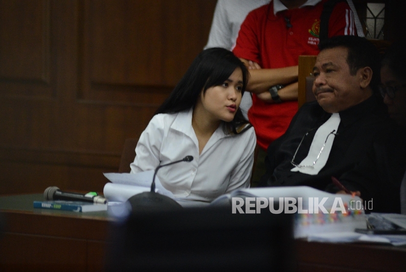  Terdakwa kasus pembunuhan Mirna Wayan Salihin, Jessica Kumala Wongso berbincang dengan kuasa hukumnya saat sidang lanjutan dengan agenda mendengarkan keterangan saksi ahli di Pengadilan Negeri Jakarta Pusat, Rabu (10/8).  (Republika/Raisan Al Farisi)