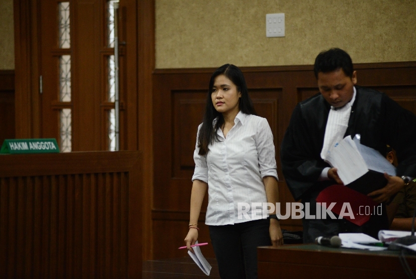 Terdakwa kasus pembunuhan Mirna Wayan Salihin, Jessica Kumala Wongso memasuki ruangan untuk menjalani sidang dengan agenda mendengarkan keterangan saksi ahli di Pengadilan Negeri Jakarta Pusat, Senin (15/8). 