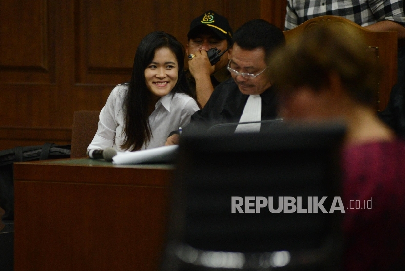 Terdakwa kasus pembunuhan Mirna Wayan Salihin, Jessica Kumala Wongso menjalani sidang dengan agenda mendengarkan keterangan saksi ahli di Pengadilan Negeri Jakarta Pusat, Senin (15/8).