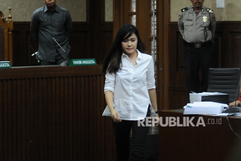  Terdakwa kasus pembunuhan Wayan Mirna Salihin, Jessica Kumala Wongso saat sidang lanjutan di Pengadilan Negeri Jakarta Pusat, Jakarta, Selasa (12/7). (Republika/Tahta Aidilla)