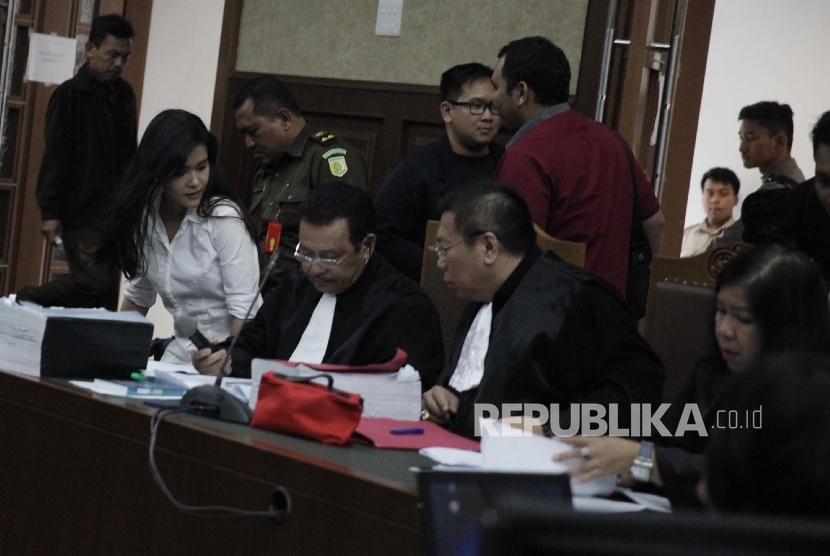  Terdakwa kasus pembunuhan Wayan Mirna Salihin Jessica Kumala Wongso memasuki ruangan untuk menjalani sidang lanjutan di Pengadilan Negeri Jakarta Pusat, Senin (19/9). 