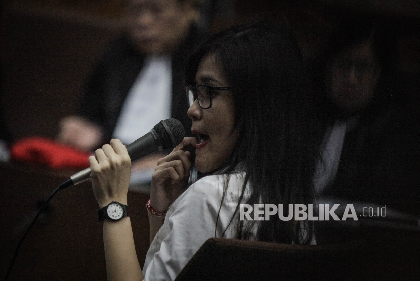  Terdakwa kasus pembunuhan Wayan Mirna Salihin Jessica Kumala Wongso menjawab pertanyaan Jaksa saat menjalani sidang ke-26 di Pengadilan Negeri Jakarta Pusat, Rabu (28/9).