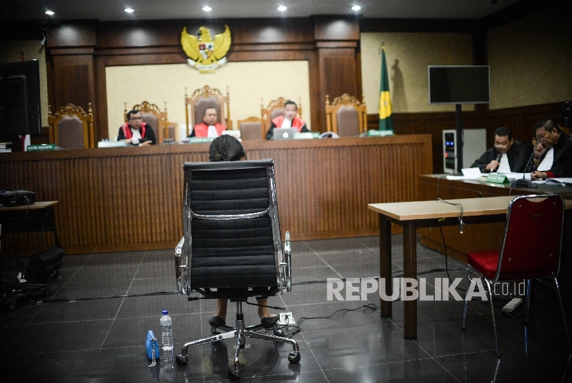 Terdakwa kasus pembunuhan Wayan Mirna Salihin, Jessica Kumala Wongso mendengarkan penasehat hukum yang sedang membacakan nota pembelaan saat menjalani sidang lanjutan di Pengadilan Negeri Jakarta Pusat, Kamis (13/10).