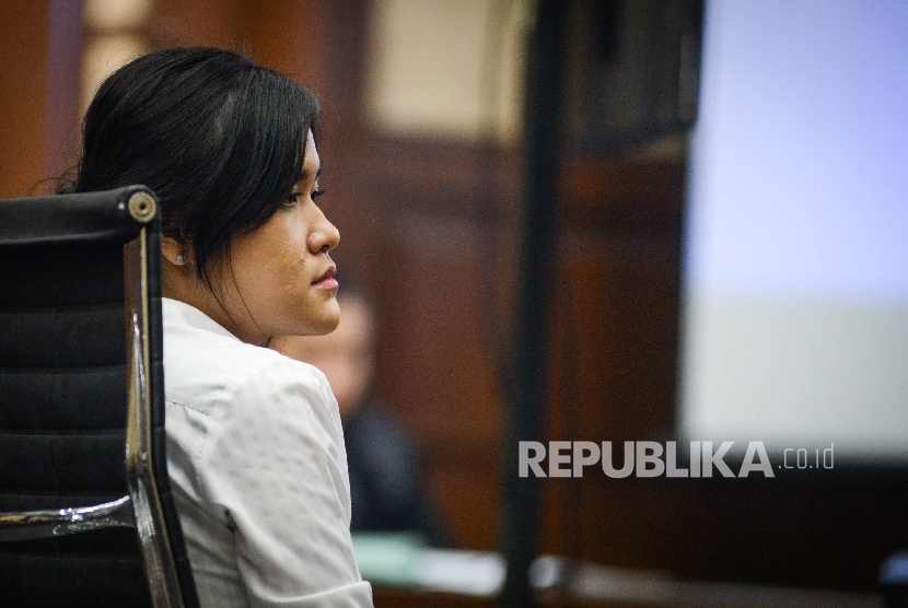  Terdakwa kasus pembunuhan Wayan Mirna Salihin, Jessica Kumala Wongso mendengarkan penasehat hukum yang sedang membacakan nota pembelaan saat menjalani sidang lanjutan di Pengadilan Negeri Jakarta Pusat, Kamis (13/10).