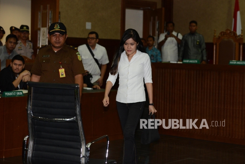  Terdakwa kasus pembunuhan Wayan Mirna Salihin, Jessica Kumala Wongso memasuki ruangan untuk menjalani sidang dengan agenda pembacaan vonis di Pengadilan Negeri Jakarta Pusat, Kamis (27/10). (Republika/Raisan Al Farisi)