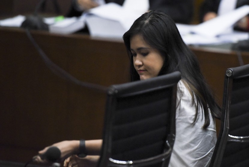 Terdakwa kasus pembunuhan Wayan Mirna Salihin, Jessica Kumala Wongso menjalani sidang lanjutan di Pengadilan Negeri Jakarta Pusat, Jakarta, Kamis (18/8). 