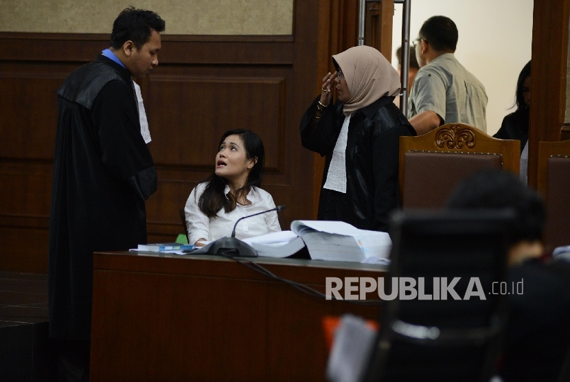 Terdakwa kasus pembunuhan Wayan Mirna Salihin, Jessica Kumala Wongso (kedua kiri) berbincang bersama kuasa hukumnya seusai mendengarkan keterangan saksi ahli psikiatri forensik RSCM Natalia Widiasih Rahardjanti saat menjalani sidang lanjutan di Pengadilan 