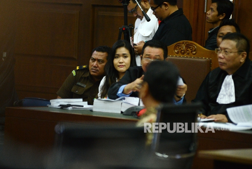 Terdakwa kasus pembunuhan Wayan Mirna Salihin, Jessica Kumala Wongso menjalani sidang lanjutan dengan agenda mendengarkan keterangan saksi di Pengadilan Negeri Jakarta Pusat, Rabu (7/9).  (Republika/ Raisan Al Farisi) 