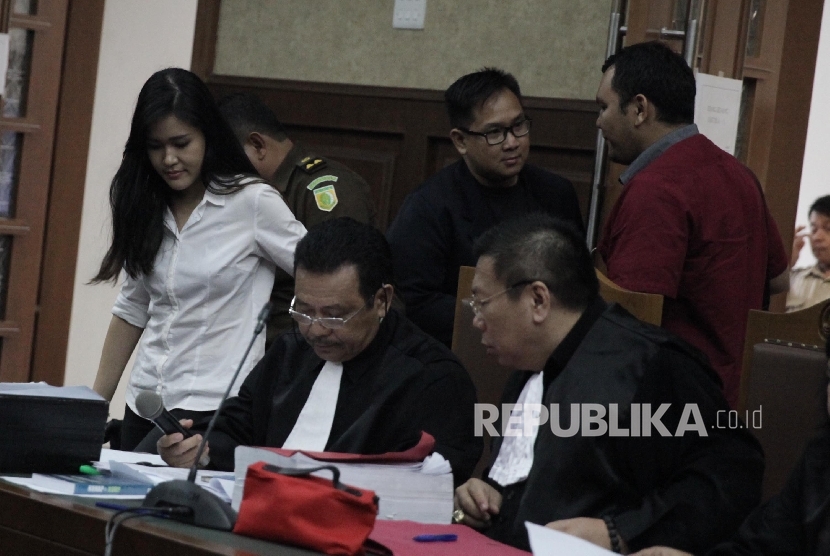 Terdakwa kasus pembunuhan Wayan Mirna Salihin Jessica Kumala Wongso memasuki ruangan untuk menjalani sidang lanjutan di Pengadilan Negeri Jakarta Pusat, Senin (19/9). 