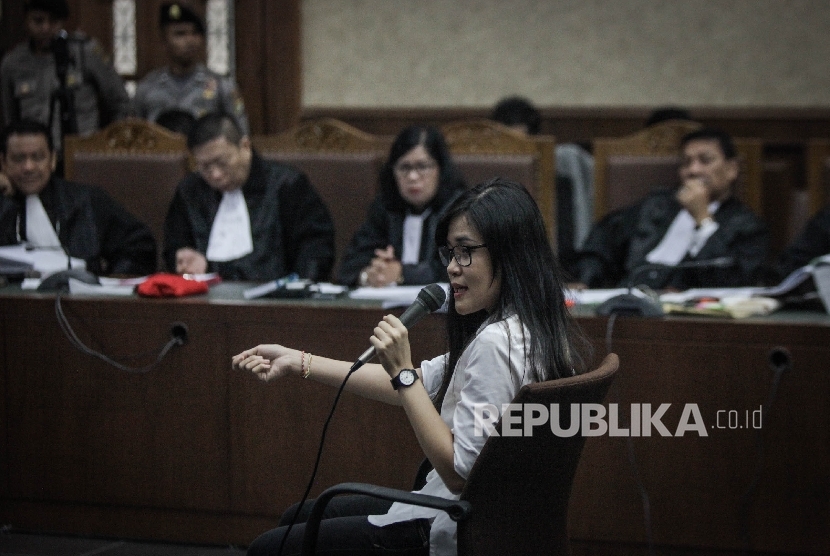 Terdakwa kasus pembunuhan Wayan Mirna Salihin Jessica Kumala Wongso menjawab pertanyaan Jaksa saat menjalani sidang ke-26 di Pengadilan Negeri Jakarta Pusat, Rabu (28/9). 