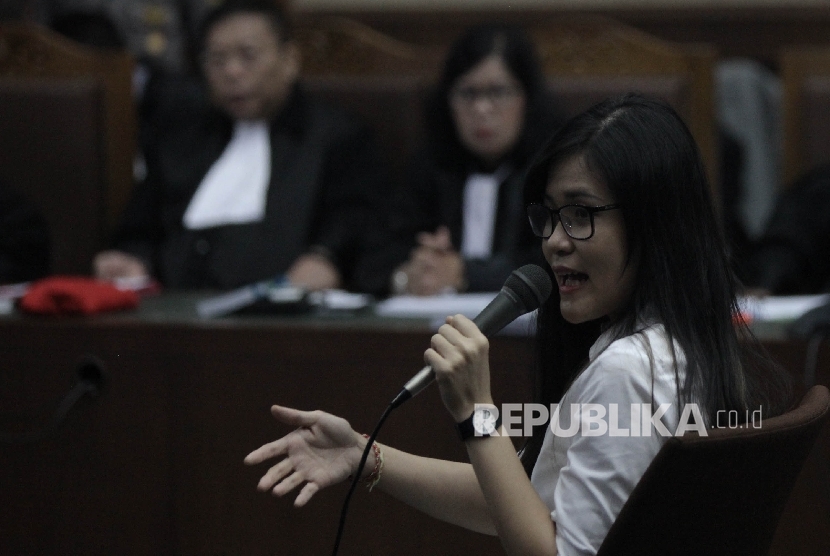 Terdakwa kasus pembunuhan Wayan Mirna Salihin Jessica Kumala Wongso menjawab pertanyaan Jaksa saat menjalani sidang ke-26 di Pengadilan Negeri Jakarta Pusat, Rabu (28/9).