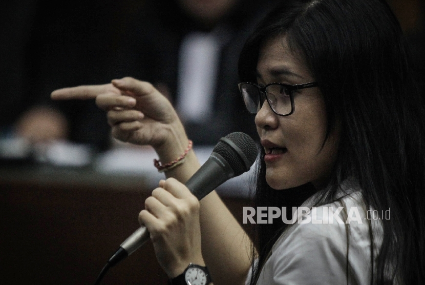 Terdakwa kasus pembunuhan Wayan Mirna Salihin Jessica Kumala Wongso menjawab pertanyaan Jaksa saat menjalani sidang ke-26 di Pengadilan Negeri Jakarta Pusat, Rabu (28/9). 