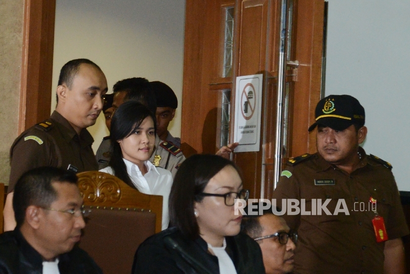 Terdakwa kasus pembunuhan Wayan Mirna Salihin, Jessica Kumala Wongso memasuki ruangan untuk menjalani sidang dengan agenda pembacaan tuntutan di Pengadilan Negeri Jakarta Pusat, Rabu (5/10). 