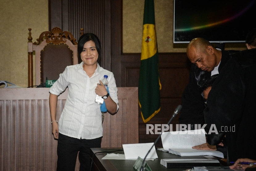 Terdakwa kasus pembunuhan Wayan Mirna Salihin, Jessica Kumala Wongso tersenyum seusai menjalani sidang lanjutan di Pengadilan Negeri Jakarta Pusat, Kamis (13/10).