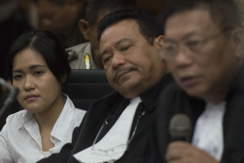 Terdakwa kasus pembununan Mirna Salihin, Jessica Wongso (kiri), bersama para kuasa hukumnya Otto Hasibuan (tengah).