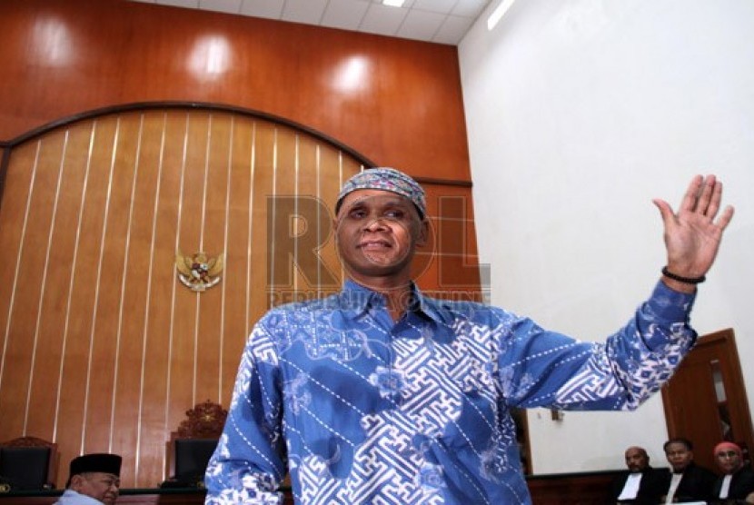   Terdakwa kasus pemerasan Hercules Rozario Marshal menjalani sidang perdana di Pengadilan Negeri Jakarta Barat, Kamis (30/5).     (Republika/ Yasin Habibi)