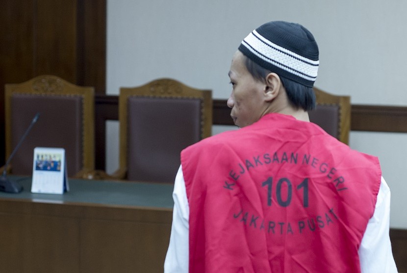 Terdakwa kasus pemerkosaan dan pembunuhan siswi SMP inisial AAP (12 tahun), Anwar alias Rizal berjalan menuju ruang sidang untuk mengikuti sidang pembacaan putusan di Pengadilan Negeri Jakarta Pusat, Kamis (23/6).