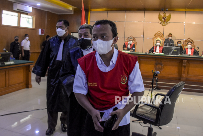 Mahkamah Agung menolak kasasi hukuman mati terpidana kasus pemerkosaan terhadap 13 santri Herry Wirawan 
