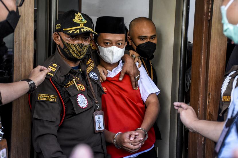Terdakwa kasus pemerkosaan terhadap 13 santri Herry Wirawan digiring petugas menuju mobil tahanan usai menjalani sidang tuntutan di Pengadilan Negeri (PN) Kelas IA Bandung, Jalan LLRE Martadinata, Kota Bandung, Selasa (11/1/2022). 