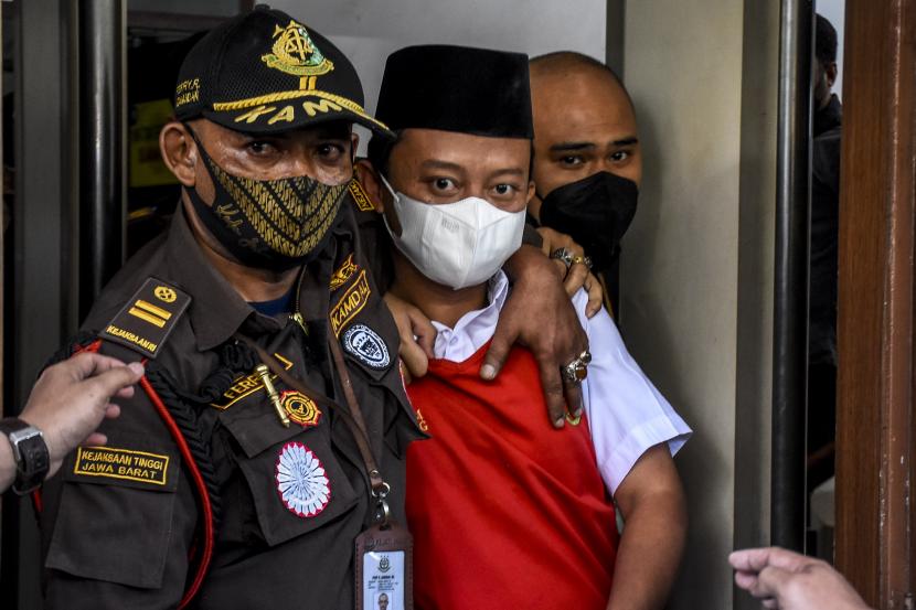 Terdakwa kasus pemerkosaan terhadap 13 santri Herry Wirawan digiring petugas menuju mobil tahanan usai menjalani sidang tuntutan di Pengadilan Negeri (PN) Kelas IA Bandung.