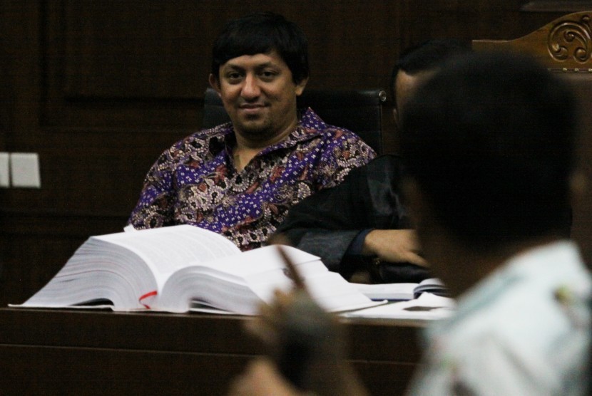 Terdakwa kasus pengadaan Alquran, Fahd Al Fouz (kiri) saat menjalani sidang lanjutan di Pengadilan Tipikor, Jakarta, Kamis (27/7). 