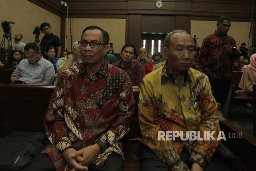 Suspects in e-ID card project procurement, Irman (left) and Sugiharto (right).