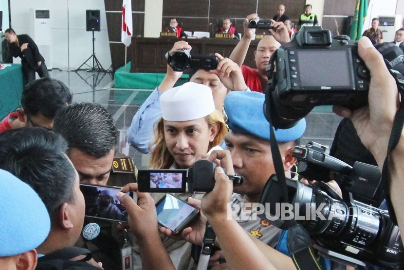 Terdakwa kasus penganiayaan anak di bawah umur Habib Bahar bin Smith mengikuti sidang pembacaan tanggapan Jaksa Penuntut Umum (JPU) atas eksepsi, di ruang sidang Gedung Dinas Perpustakaan dan Kearsipan (Dispusip), Kota Bandung, Kamis (14/3).