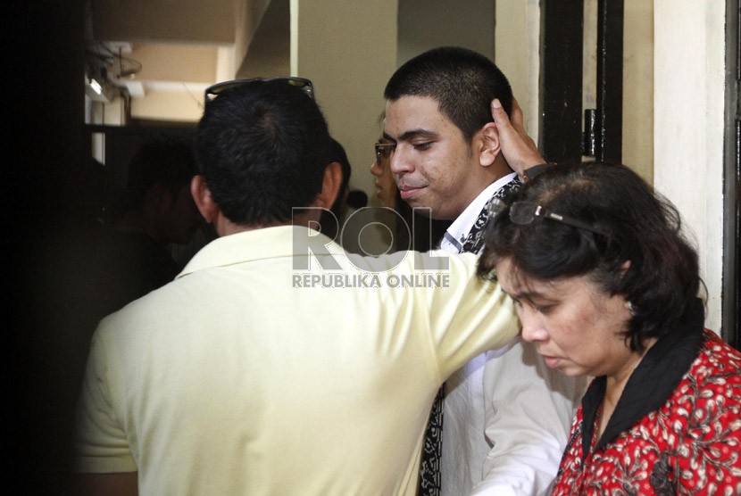 Terdakwa kasus penganiayaan geng motor Joshua Reynaldo (tengah) usai mengikuti persidangan di Pengadilan Negeri Jakarta Utara, Selasa (27/11). (Republika/Adhi Wicaksono)
