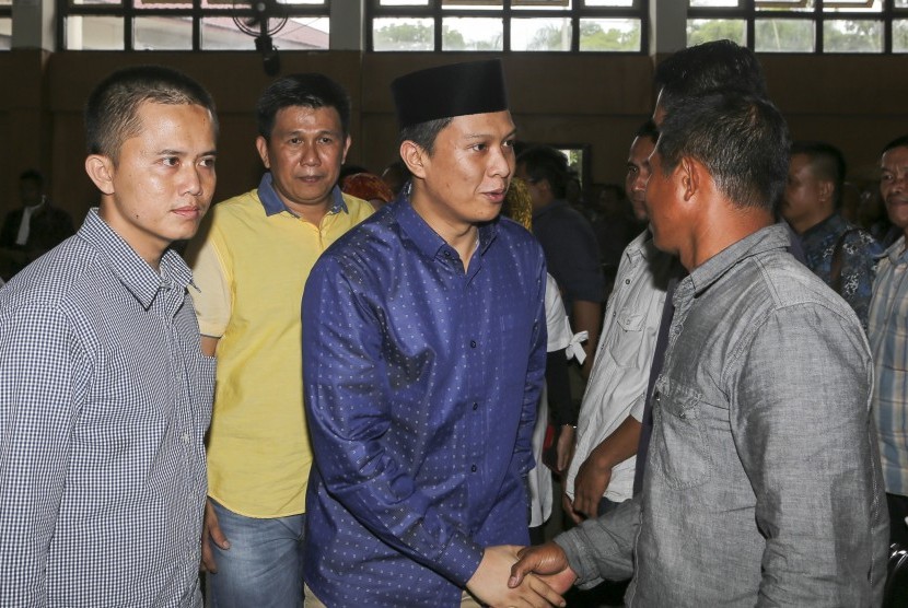 Terdakwa kasus penggunaan narkoba yang juga Bupati nonaktif Ogan Ilir (OI), Ahmad Wazir Nofiadi (ketiga kiri) bersiap menjalani sidang tuntutan di Pengadilan Negeri Palembang, Sumatera Selatan, Rabu (7/9). 