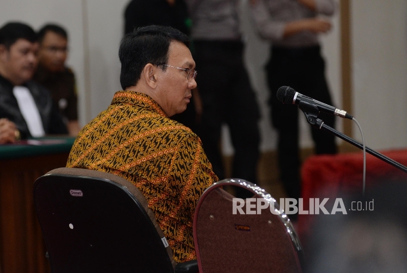  Terdakwa kasus penistaan agama Basuki Tjahaja Purnama atau Ahok menjalani sidang lanjutan di Auditorium Kementerian Pertanian, Jakarta, Selasa (25/4). 